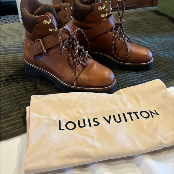 SOLD! Louis Vuitton Boots size 8 - Picture 2 of 10